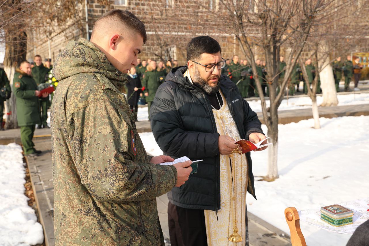 Заупокойная лития у памятника трагически погибшим в землетрясении 7 декабря 1988 года в Армении